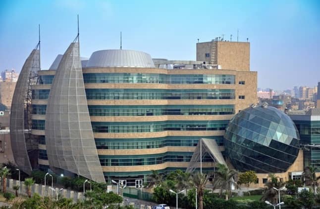 معتصم العيادي يعرض بحث علمي عن صعوبة استئصال الورم مع امتداد سرطاني بالوريد الأجوف السفلي
