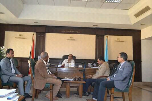 فى جو من الود التقى اتحاد عمال وشباب البحر الاحمر مع مسئولى المحافظة