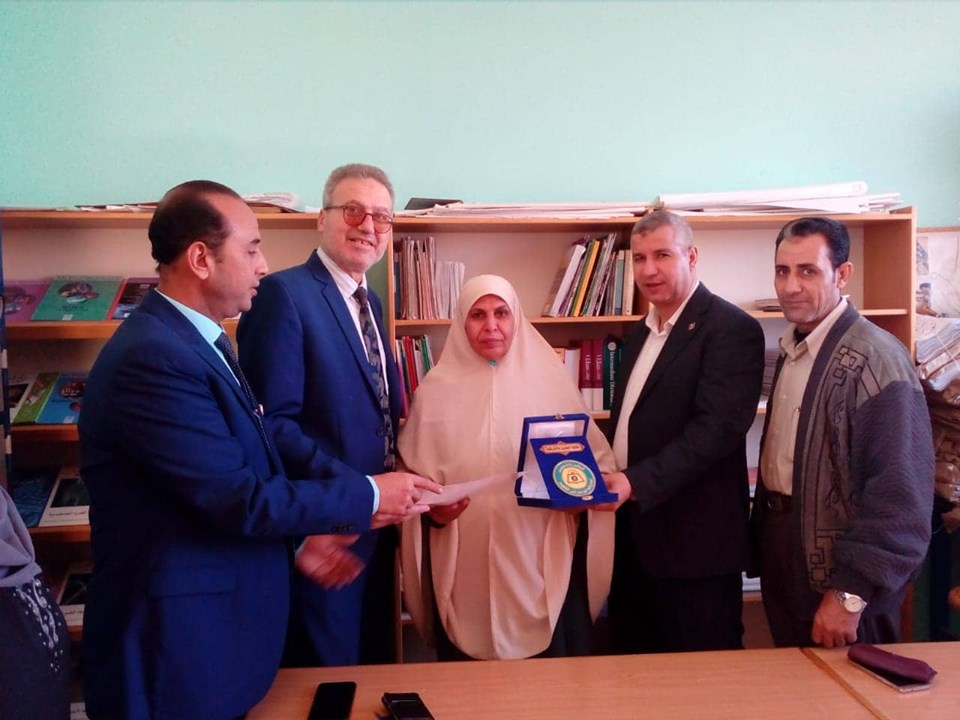 نقابة المعلمين تكرمها وسط تلاميذها .. “اعتماد” مدرسة مبدعة علمت تلاميذها الكتابة باستخدام الرسم