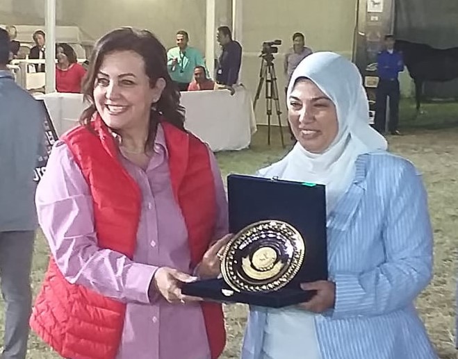 نائب وزير الزراعة تكرم “نجلاء رضوان” بعد نجاح بطولة مصر لجمال الخيول العربية