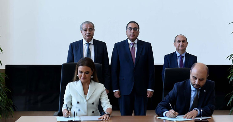رئيس الوزراء يشهد توقيع اتفاق بين وزارة الاستثمار و”الاوفيد” بـ 14 مليون دولار